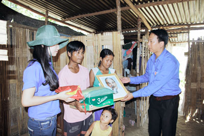  Anh Phạm Tiến, Phó Chủ tịch Hội Liên hiệp Thanh niên Việt Nam tỉnh tặng ảnh Bác Hồ cho các gia đình đồng bào dân tộc thiểu số huyện Khánh Vĩnh.