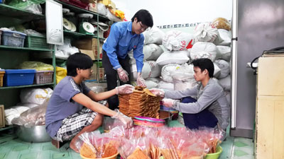 Anh Trần Xuân Cường (giữa), tấm gương sáng lập thân, lập nghiệp.