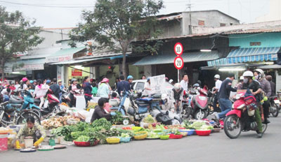 Lòng đường giao thông đã biến thành chợ.