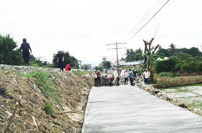 Việc đầu tư xây dựng đường gom dọc đường sắt giúp người dân đi lại thuận lợi hơn.