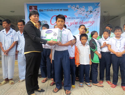 Đại diện Công ty tặng sữa cho trẻ em tại Trung tâm Bảo trợ Xã hội tỉnh.