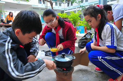 Các học sinh rất thích thú với phần thi nấu ăn.