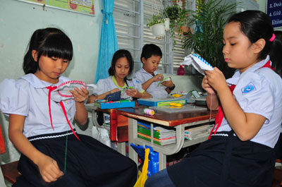 Tỉ mẩn, tập trung với phần thi thêu.