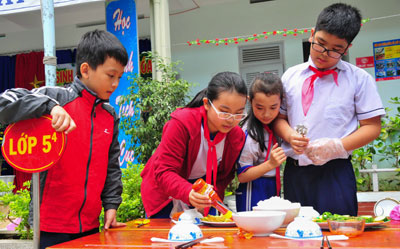 Trang trí cho món ăn của lớp mình 