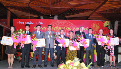 Ông Lê Thanh Quang và ông Trần Sơn Hải tặng bằng khen cho các tập thể và cá nhân.