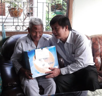 Đồng chí Trần Sơn Hải thăm, chúc Tết gia đình ông Nguyễn Bá.