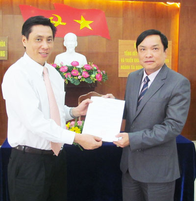 Đồng chí Lê Đức Vinh trao quyết định thành lập Văn phòng Đăng ký đất đai Khánh Hòa.