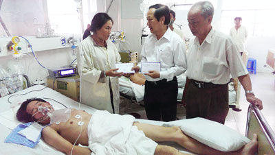 Tặng 20 triệu đồng cho bệnh nhân nghèo