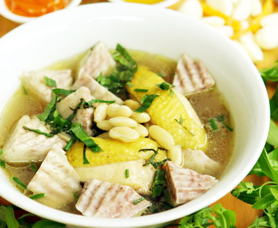 Canh gà nấu khoai môn
