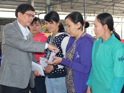 Trao 153 suất quà Tết cho công nhân nghèo