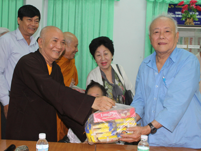 Đại diện Ban Từ thiện Xã hội Phật Giáo tỉnh tặng quà cho các cụ ở Nhà Dưỡng lão và An dưỡng.
