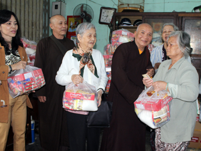Tặng quà cho hội viên Hội Người mù TP. Nha Trang.