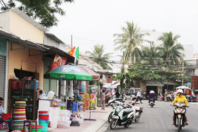 Chợ tạm Ba Làng đang được bố trí lại nơi kinh doanh.   