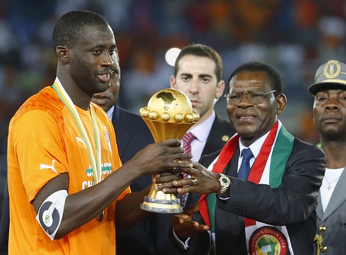 Yaya Toure thay mặt Bờ Biển Ngà nhận Cup vô địch. Ảnh: Reuters.