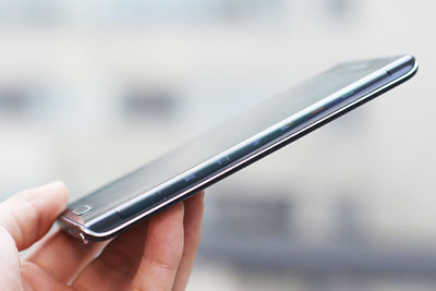 Màn hình 2K công nghệ Super AMOLED nhưng được uốn cong về viền bên phải.