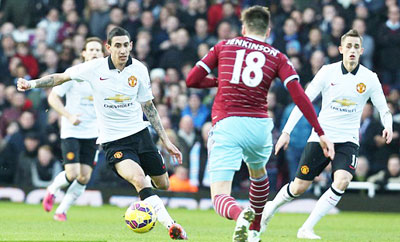 Di Maria (cầu thủ đang dẫn bóng) chính là nạn nhân từ những bài thử nghiệm của ông Van Gaal.