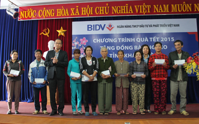 Lãnh đạo UBND TP. Nha Trang và BIDV Chi nhánh Khánh Hòa tặng quà Tết cho hộ nghèo.