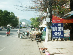 Chiếm dụng vỉa hè làm kho chứa phế liệu