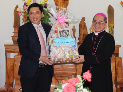 Ông Lê Đức Vinh thăm, tặng quà và chúc Tết Tòa Giám mục giáo phận Nha Trang.