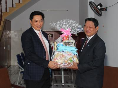 Ông Lê Đức Vinh thăm, tặng quà và chúc Tết Ban đại diện Tin lành tỉnh