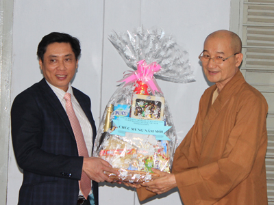 Ông Lê Đức Vinh thăm, tặng quà và chúc Tết Ban Trị sự Giáo hội Phật giáo Việt Nam tỉnh.