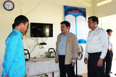 Đồng chí Nguyễn Duy Bắc thăm hỏi học viên cai nghiện.