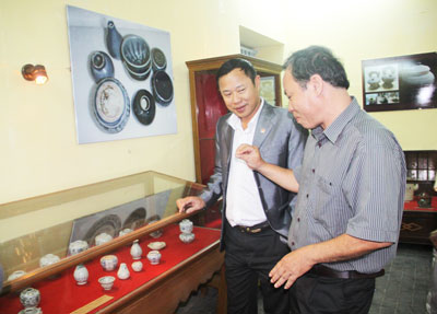 Đại biểu xem gốm  Chu Đậu tại triển lãm cổ vật.