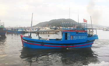 Tàu cá ra khơi đánh bắt chuyến biển cuối năm.