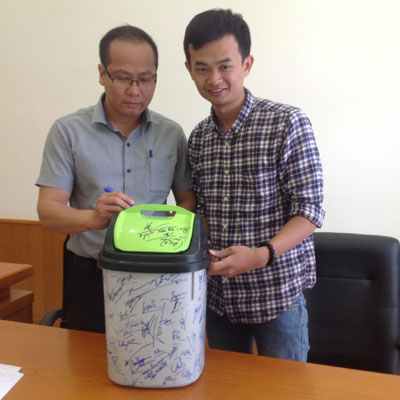 Phạm Quang Tuân (bìa phải) thu thập chữ ký của lãnh đạo TP. Nha Trang ủng hộ bảo vệ môi trường biển. (Ảnh: Phùng Nguyên Mỹ).