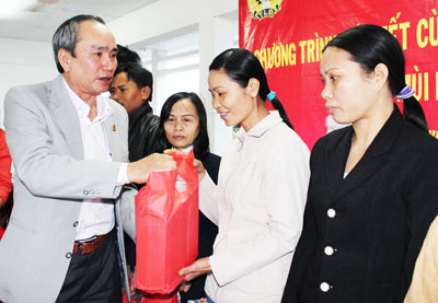 Ông Nguyễn Hòa tặng quà cho công nhân xa quê.