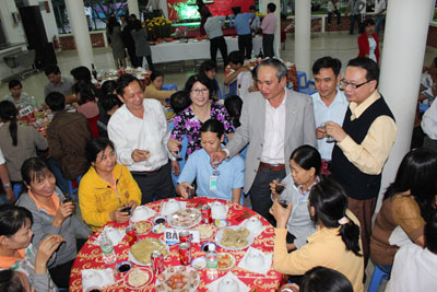 Các cấp công đoàn trong tỉnh tổ chức đón Tết cùng công nhân xa quê.