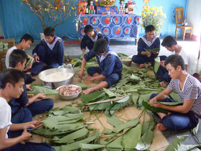 Bộ đội Hải quân 101 gói bánh chưng chuẩn bị Tết.