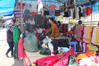 Người dân đã bắt đầu đến tham quan và mua sắm tại chợ Tết ở địa điểm mới.    