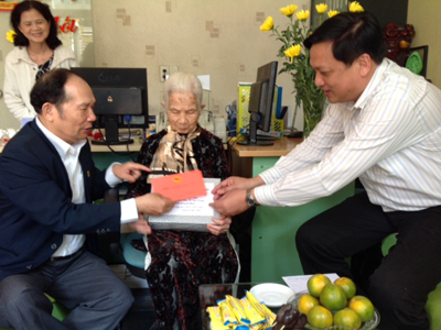 Thừa ủy quyền của Chủ tịch nước, đại diện đoàn trao quà mừng thọ cho cụ Vương Thị Cảnh (phường Phước Hòa, TP. Nha Trang).