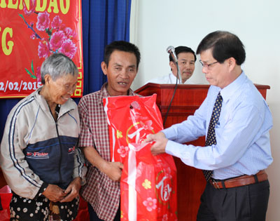 Tặng 100 phần quà cho các gia đình ngư dân nghèo TP. Nha Trang