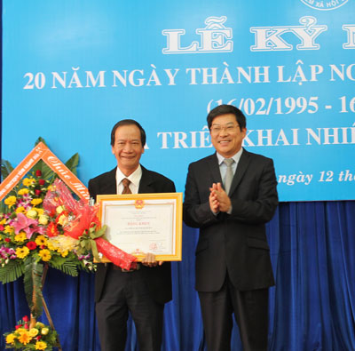 Thừa ủy nhiệm của Thủ tướng Chính phủ, đồng chí Nguyễn Duy Bắc trao bằng khen cho Bảo hiểm xã hội tỉnh.