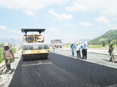 Tranh thủ thời tiết nắng ráo, các đơn vị tập trung thảm bê tông nhựa. 