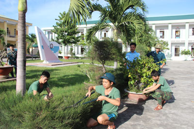 Các học viên cắt tỉa cây cảnh chuẩn bị đón Tết.