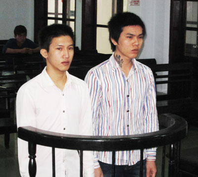 Bị cáo Hải và Tuấn trước  vành móng ngựa. 