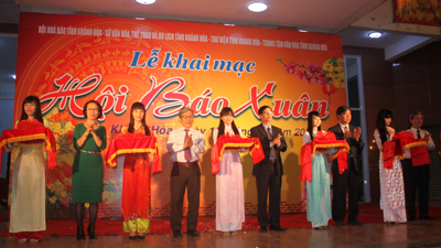 Các đại biểu cắt băng khai mạc Hội Báo Xuân