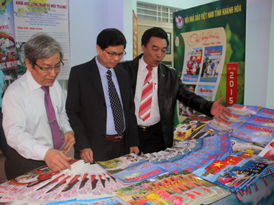 Ông Nguyễn Tấn Tuân – Phó Bí thư Thường trực Tỉnh ủy (giữa) xem Đặc san Xuân của Báo Khánh Hòa