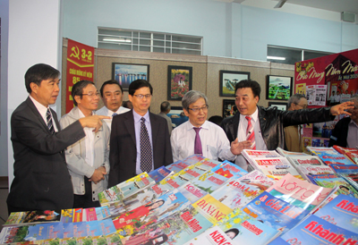 Đại biểu xem báo Xuân