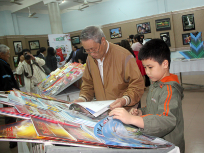 Ông và cháu cùng đi Hội Báo Xuân