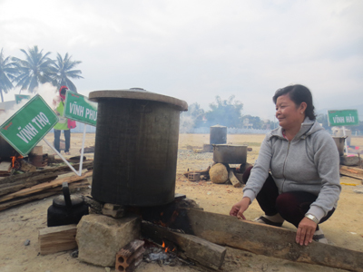 Các cơ sở hội thi nấu bánh tét, bánh chưng.