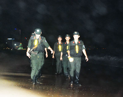 Lực lượng Cảnh sát bảo vệ và cơ động Công an tỉnh trên đường tuần tra đêm.