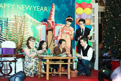 Du khách nước ngoài thích thú làm bánh truyền thống trong ngày Tết Nguyên đán của Việt Nam.