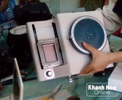 Thiết bị dùng để dập thẻ tín dụng quốc tế giả.