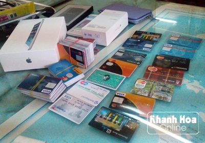 Nhiều thẻ tín dụng quốc tế của các đối tượng bị lực lượng Công an thu giữ.