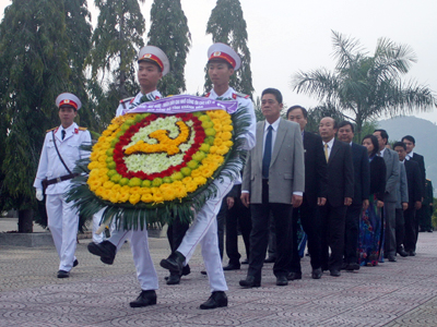 Đoàn đại biểu Ban Chấp hành Đảng bộ tỉnh Khánh Hòa viếng và đặt vòng hoa tại Nghĩa trang liệt sĩ Hòn Dung.