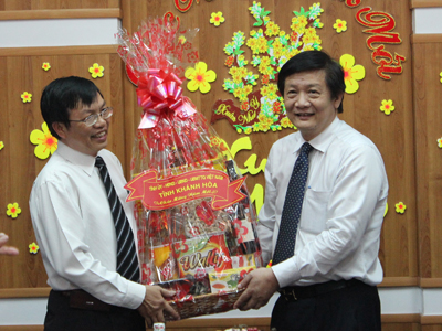 Thăm các đơn vị làm xuyên Tết